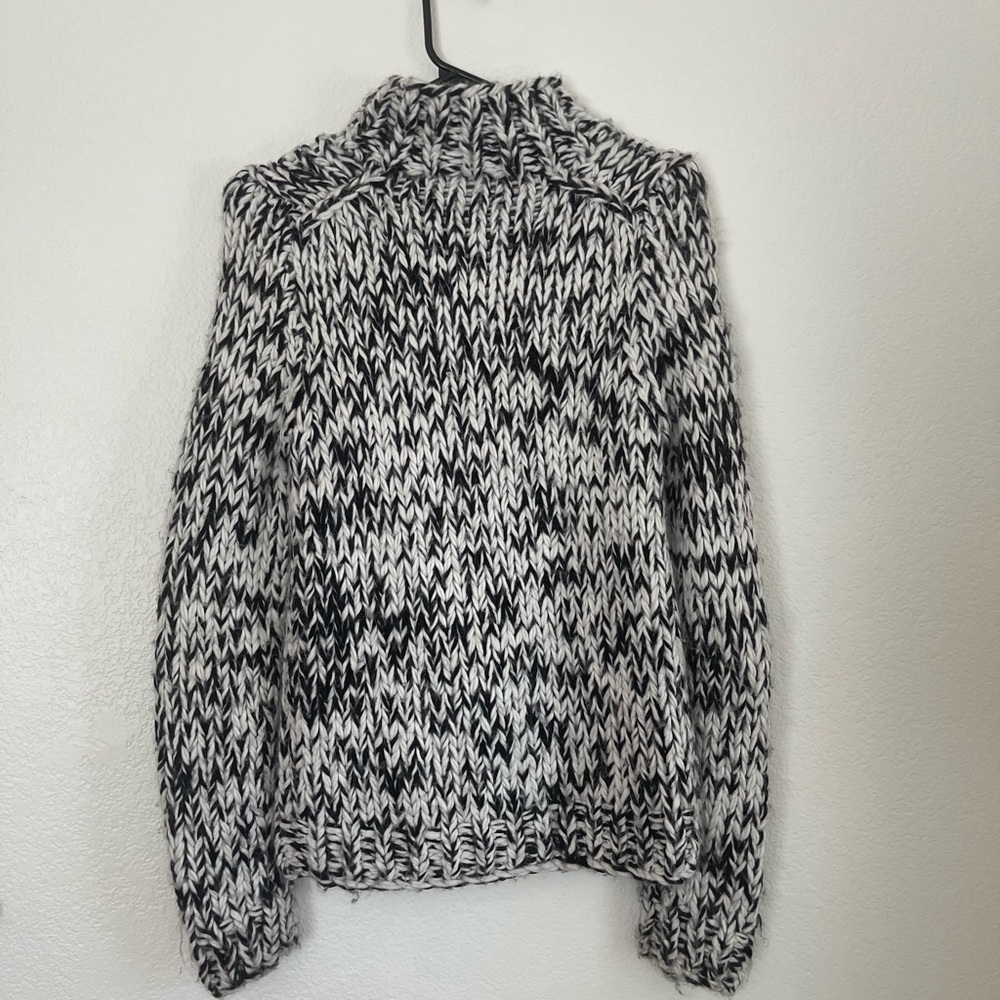 TURTLENECK SWEATER